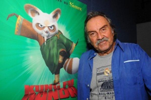 Armendariz también fue un actor de doblaje. Prestaba su voz para las versiones dobladas de varias producciones de Disney Pixar y Dreamworks Animation como "Cars" y "Kung Fu Panda"